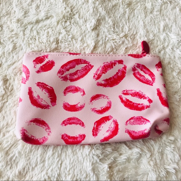 ipsy Handbags - 🌺 3/20 SALE Ipsy  Lipstick Kisses Makeup Bag